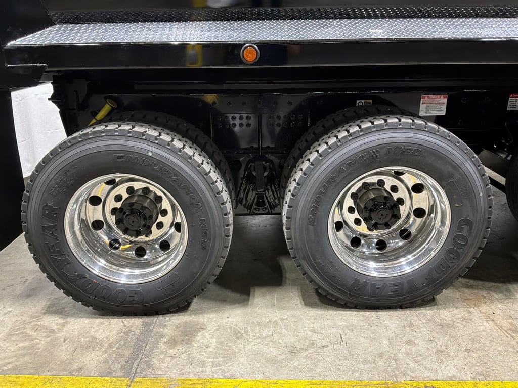 2027 Kenworth T880 in Columbia, MO — photo 3