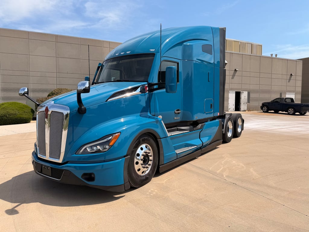 2024 Kenworth T680 in Olathe, KS — photo 2