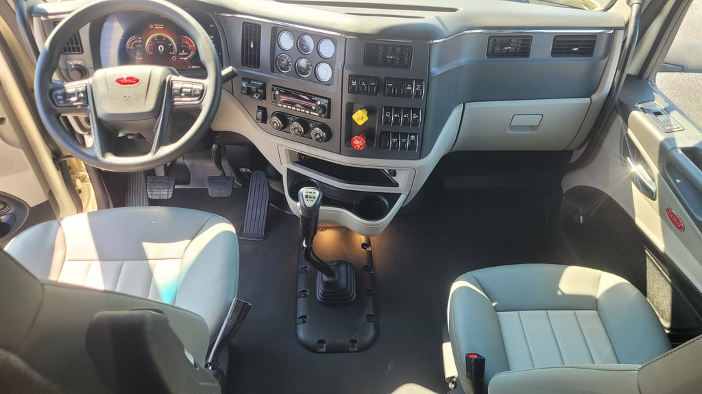 2025 Peterbilt 579 in Memphis, TN — photo 3