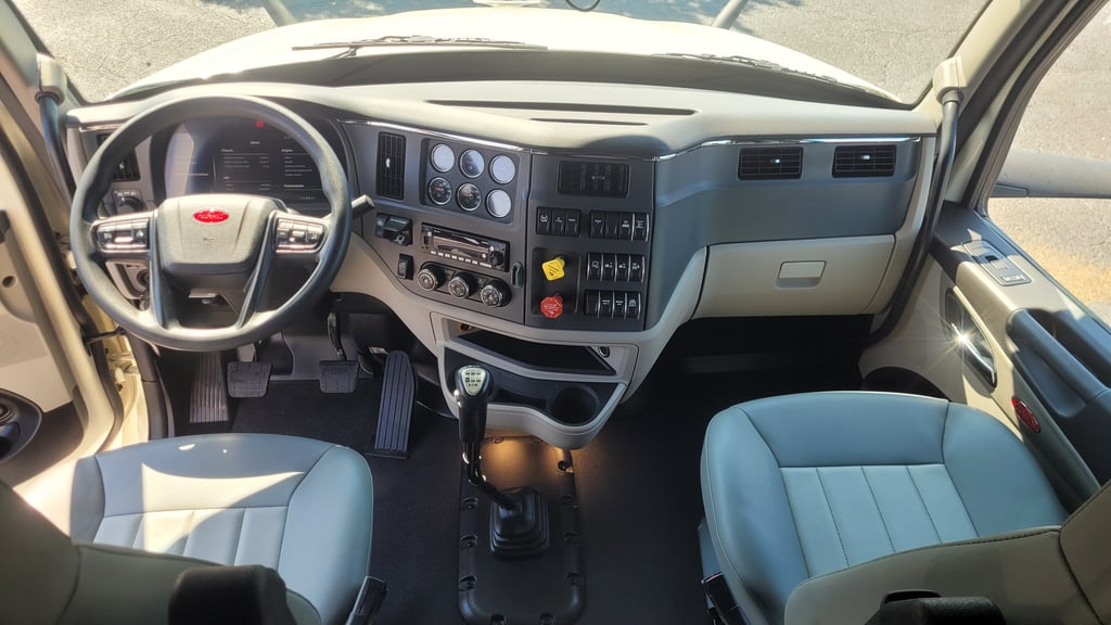2025 Peterbilt 579 in Memphis, TN — photo 3