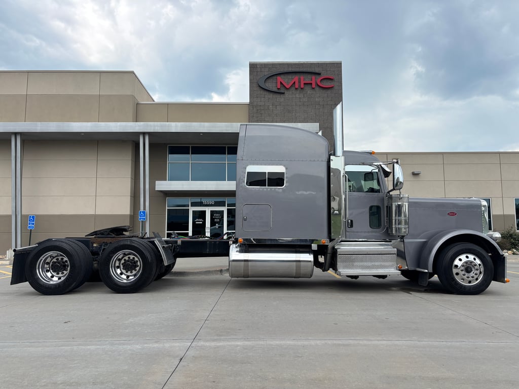 2021 Peterbilt 389 in Omaha, NE — photo 7