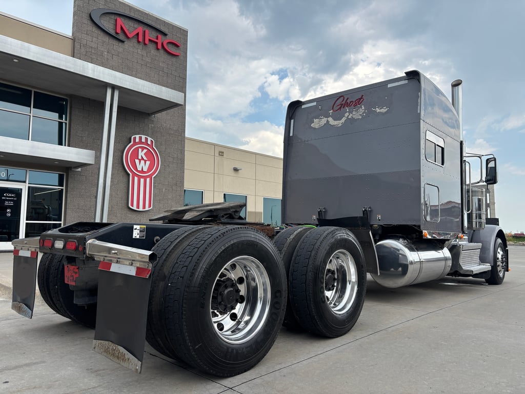 2021 Peterbilt 389 in Omaha, NE — photo 8