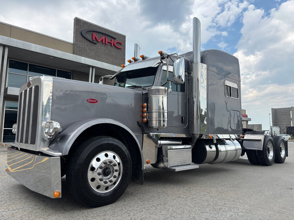 2021 Peterbilt 389 in Omaha, NE — photo 2
