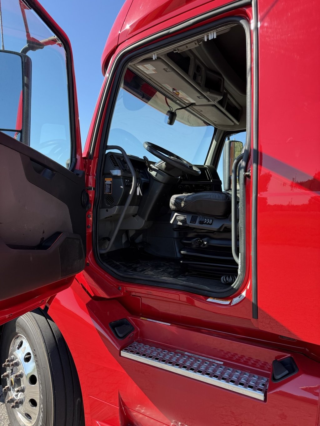 2021 Volvo VNL 760 in Nashville, TN — photo 7