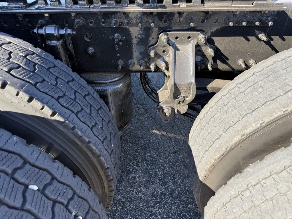 2021 Volvo VNL 760 in Nashville, TN — photo 4