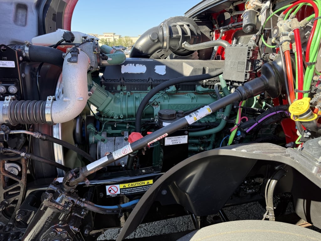 2021 Volvo VNL 760 in Nashville, TN — photo 6