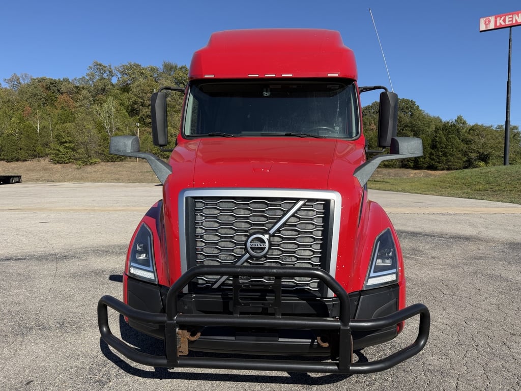 2021 Volvo VNL 760 in Nashville, TN — photo 2