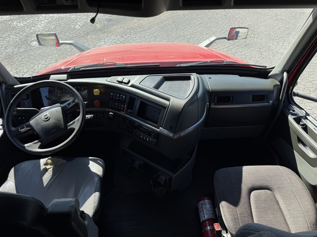 2021 Volvo VNL 760 in Nashville, TN — photo 3
