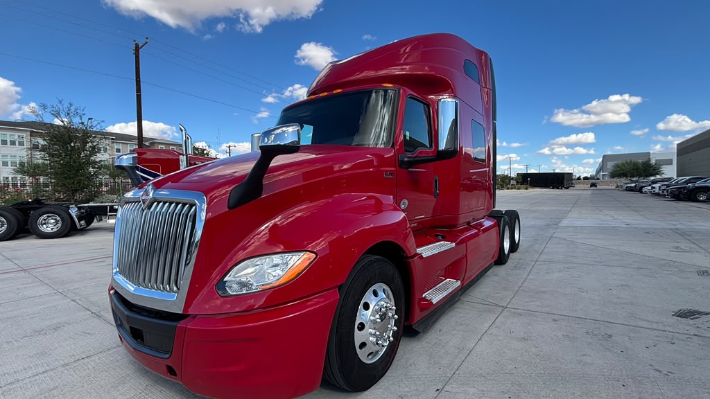 2022 International LT in El Paso, TX — photo 2