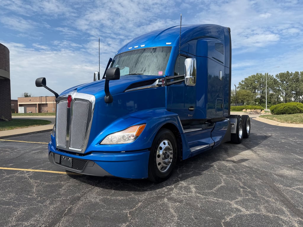 2023 Kenworth T680 in Kansas City, MO — photo 2