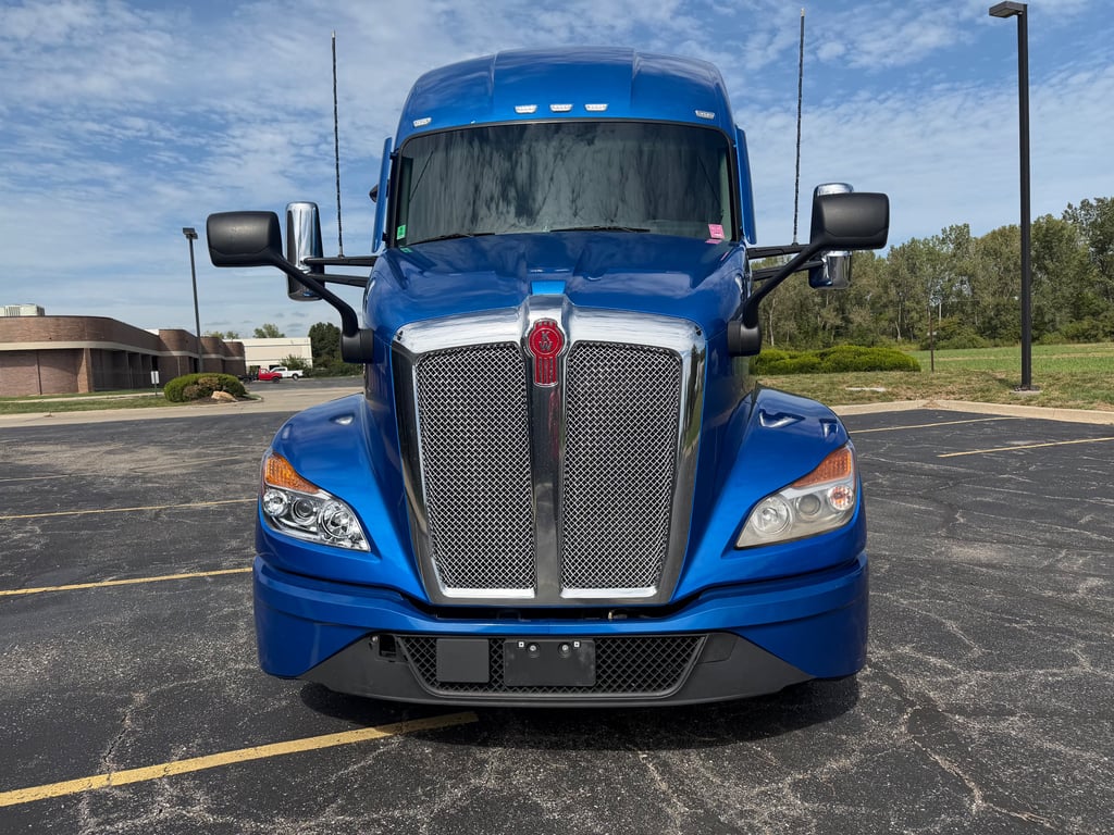 2023 Kenworth T680 in Kansas City, MO — photo 3