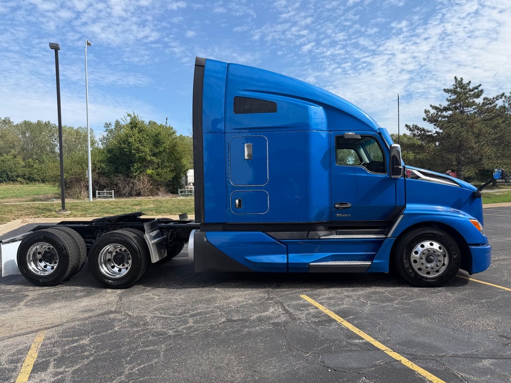 2023 Kenworth T680 in Kansas City, MO — photo 4