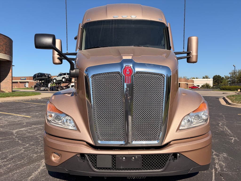 2023 Kenworth T680 in Kansas City, MO — photo 2
