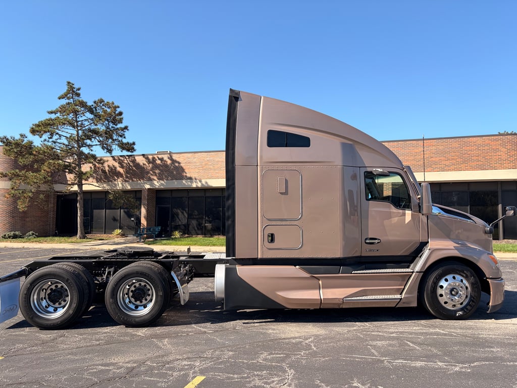 2023 Kenworth T680 in Kansas City, MO — photo 4