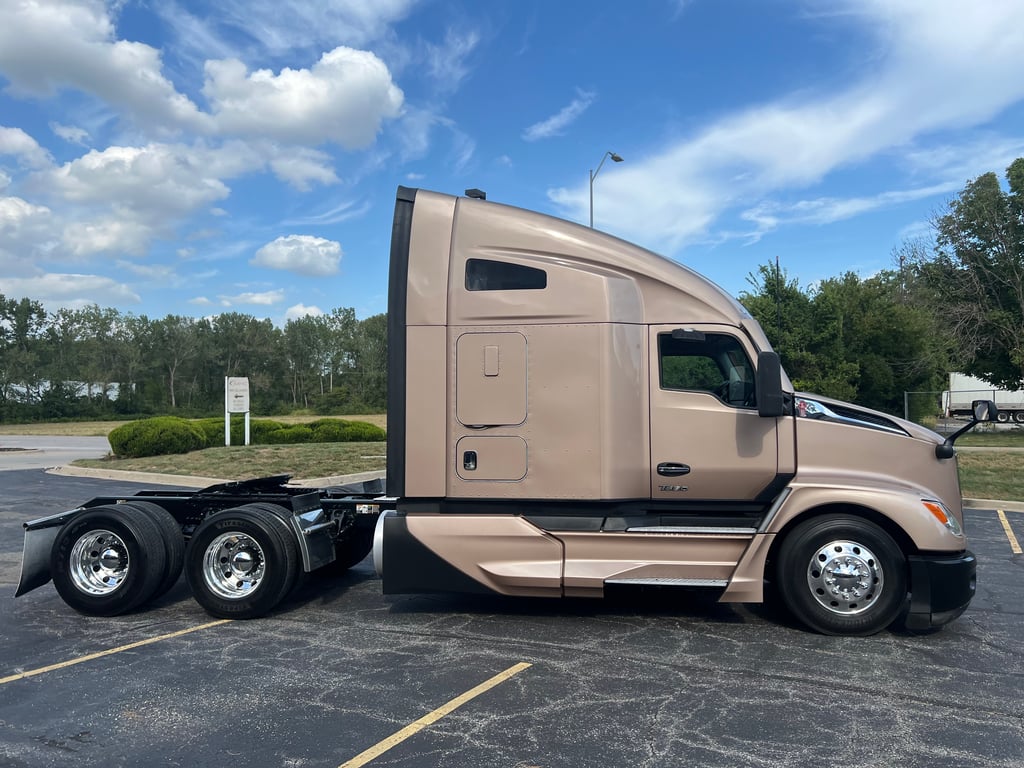 2023 Kenworth T680 in Kansas City, MO — photo 2