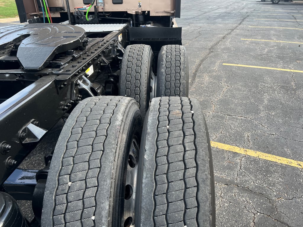 2023 Kenworth T680 in Kansas City, MO — photo 4