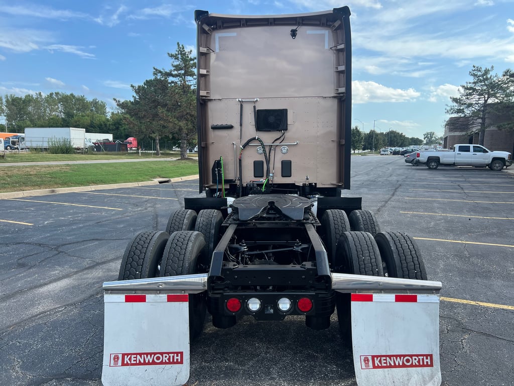 2023 Kenworth T680 in Kansas City, MO — photo 5