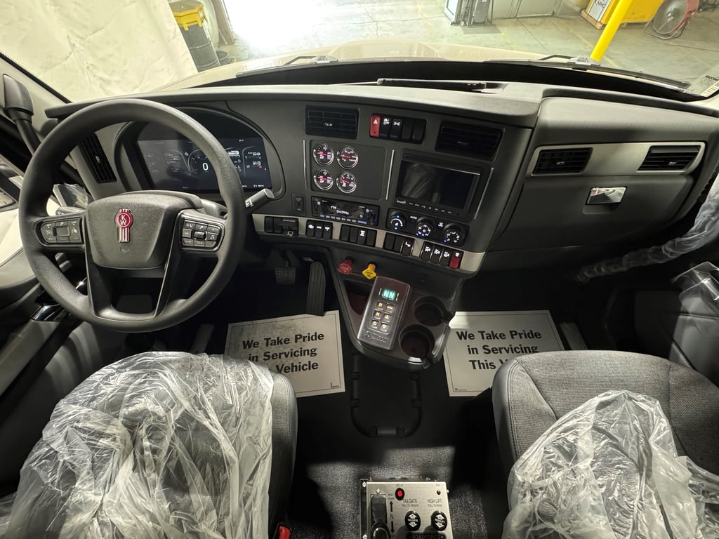 2027 Kenworth T880 in Kansas City, MO — photo 2