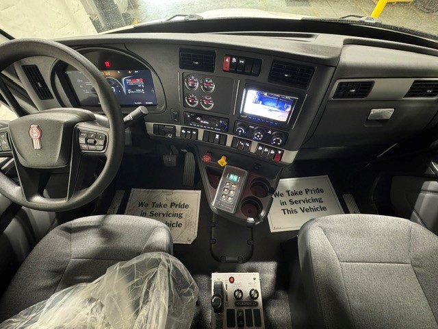 2027 Kenworth T880 in Olathe, KS — photo 2