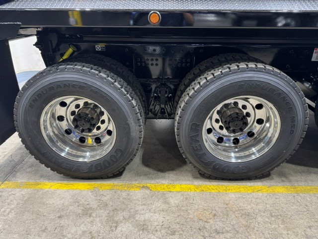 2027 Kenworth T880 in Olathe, KS — photo 3