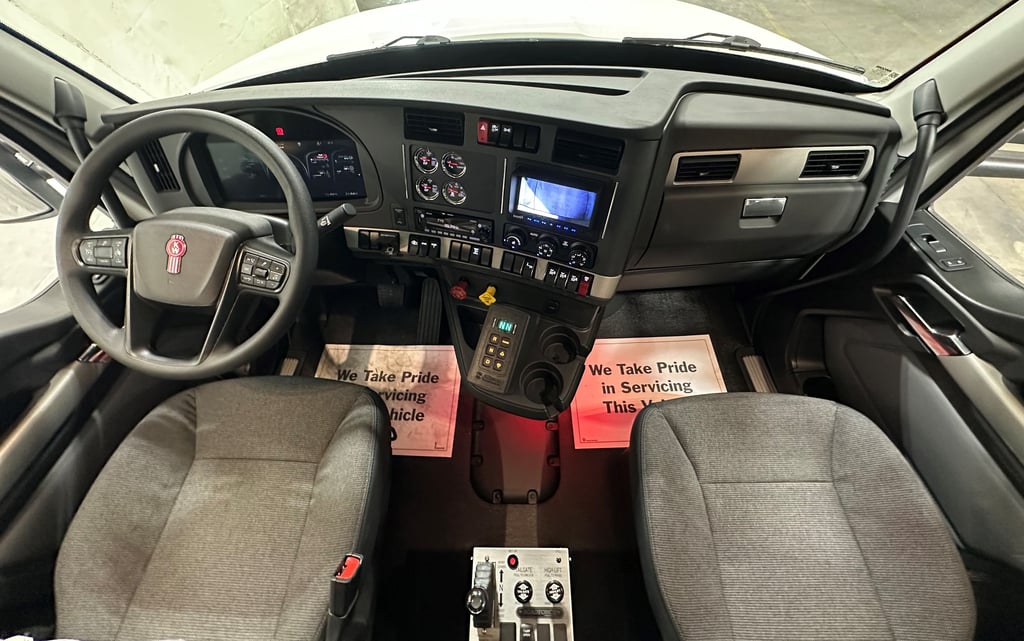 2027 Kenworth T880 in Van Buren, AR — photo 2