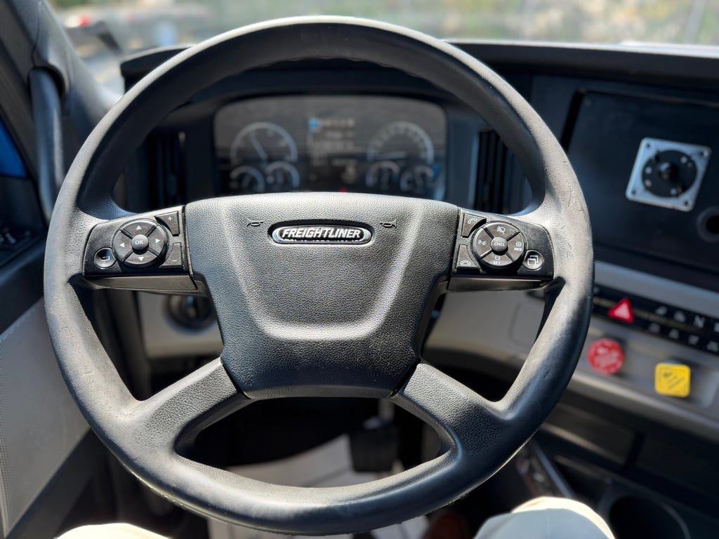 2022 Freightliner Cascadia in Fort Worth, TX — photo 7