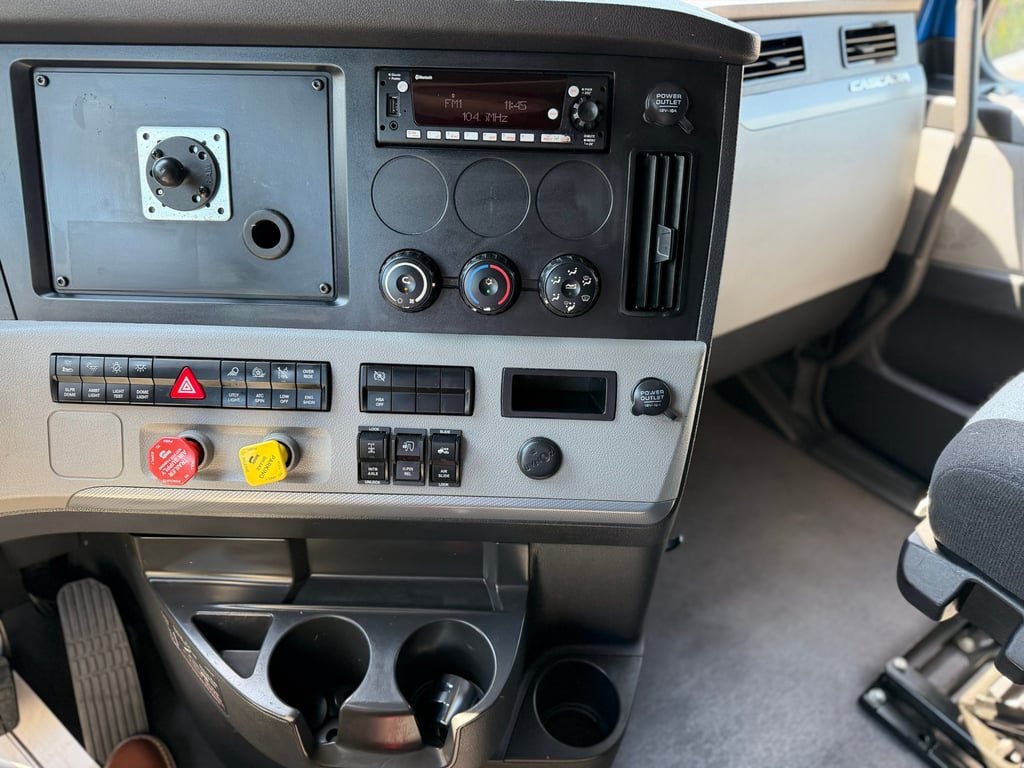 2022 Freightliner Cascadia in Fort Worth, TX — photo 8