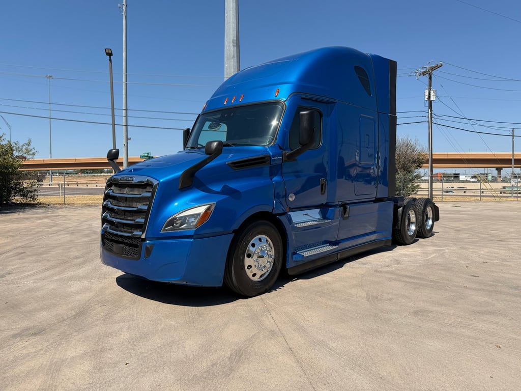 2022 Freightliner Cascadia in Fort Worth, TX — photo 2