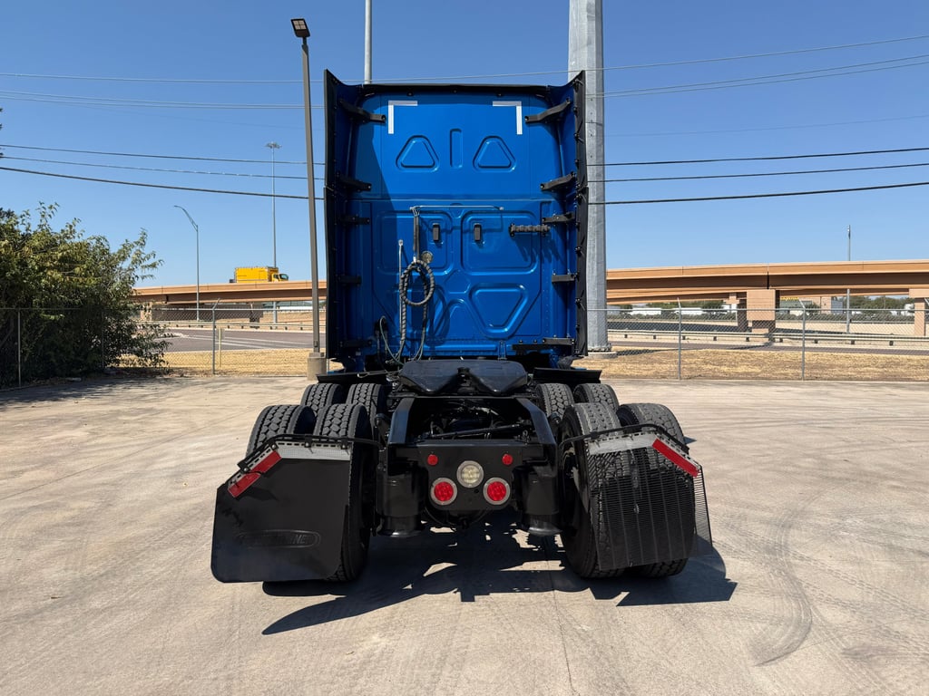 2022 Freightliner Cascadia in Fort Worth, TX — photo 5