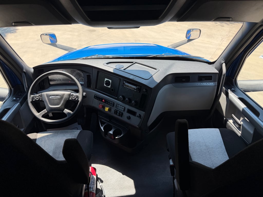 2022 Freightliner Cascadia in Fort Worth, TX — photo 3