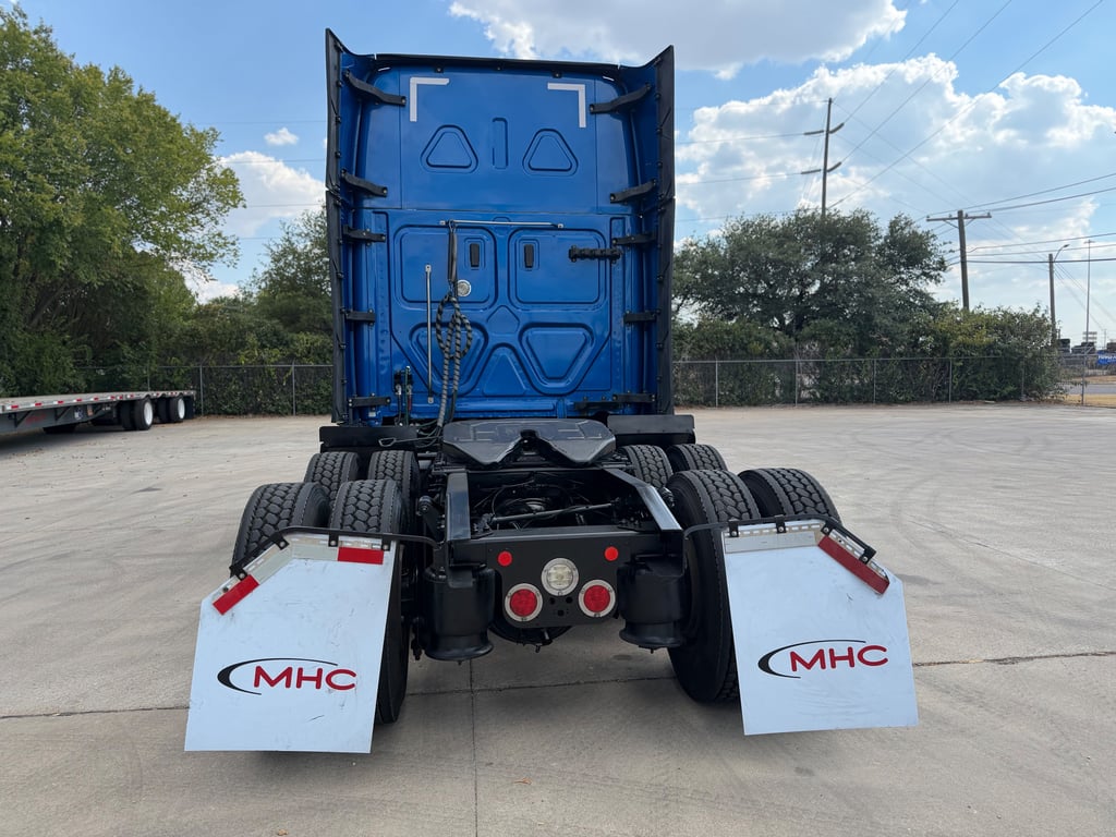 2022 Freightliner Cascadia in Fort Worth, TX — photo 5