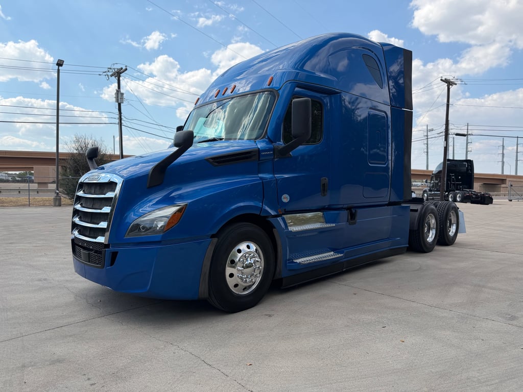 2022 Freightliner Cascadia in Fort Worth, TX — photo 2