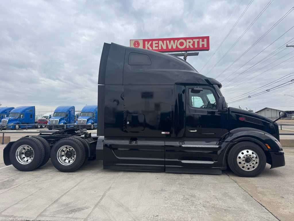 2023 Peterbilt 579 in Dallas, TX — photo 4