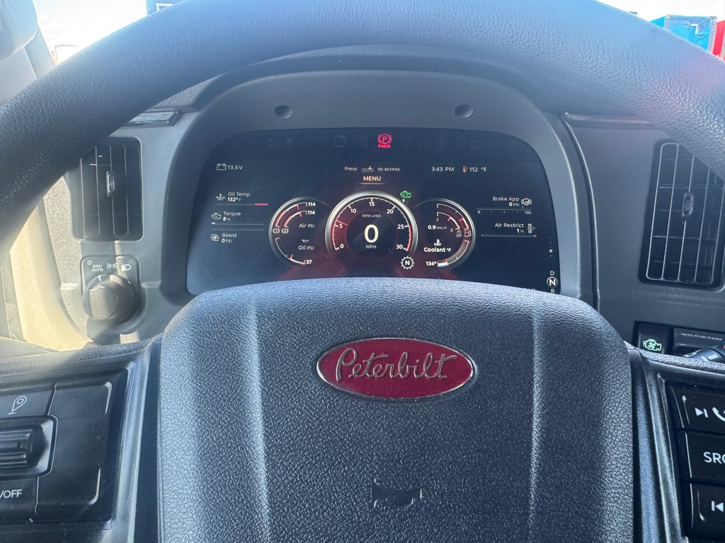 2023 Peterbilt 579 in Dallas, TX — photo 6