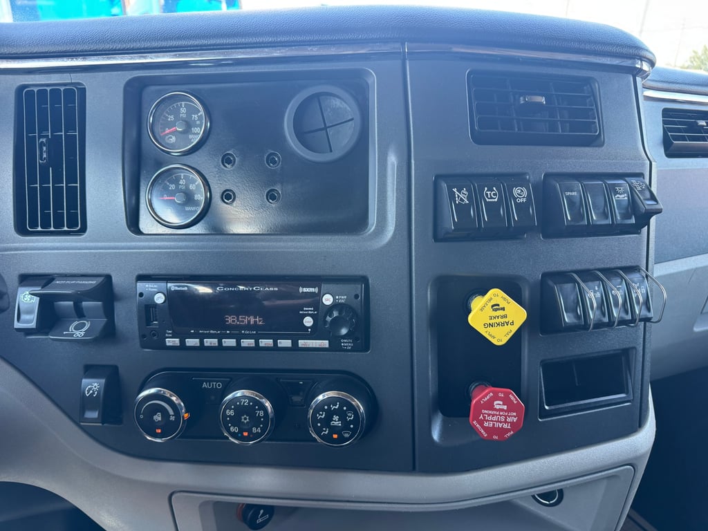 2023 Peterbilt 579 in Dallas, TX — photo 7