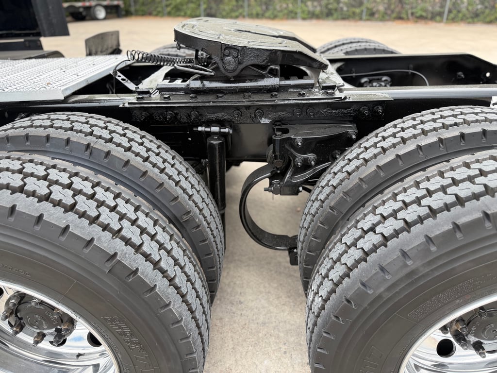 2023 Peterbilt 579 in Fort Worth, TX — photo 4