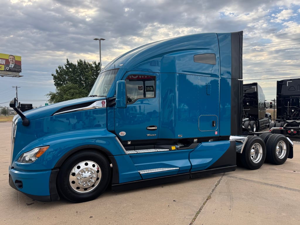 2024 Kenworth T680 in Dallas, TX — photo 2