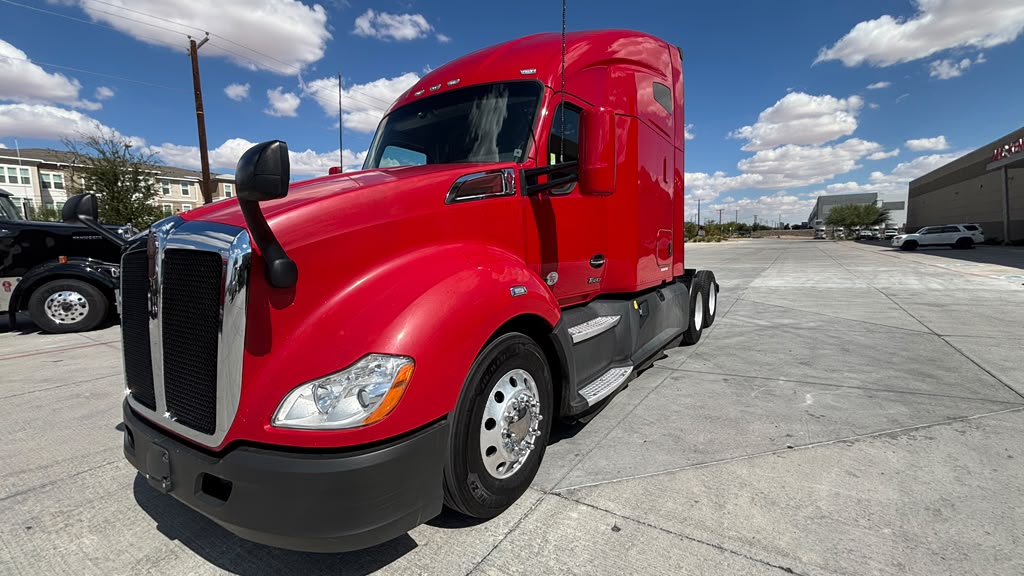 2022 Kenworth T680 in El Paso, TX — photo 2