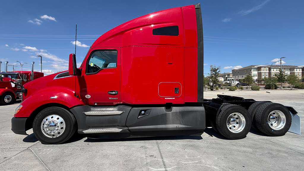 2022 Kenworth T680 in El Paso, TX — photo 2