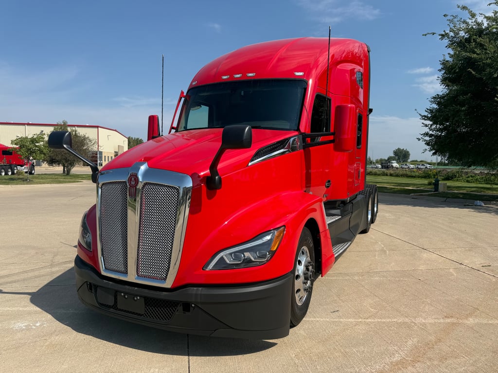 2024 Kenworth T680 in Cedar Rapids, IA — photo 2