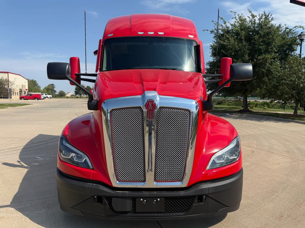2024 Kenworth T680 in Cedar Rapids, IA — photo 7