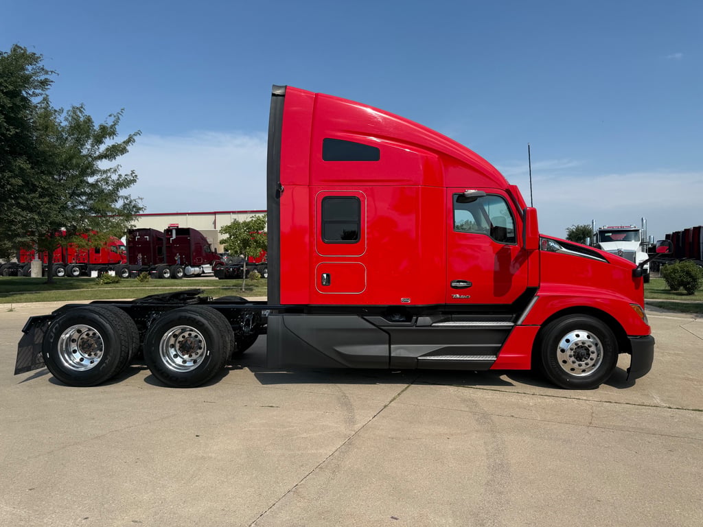 2024 Kenworth T680 in Cedar Rapids, IA — photo 8