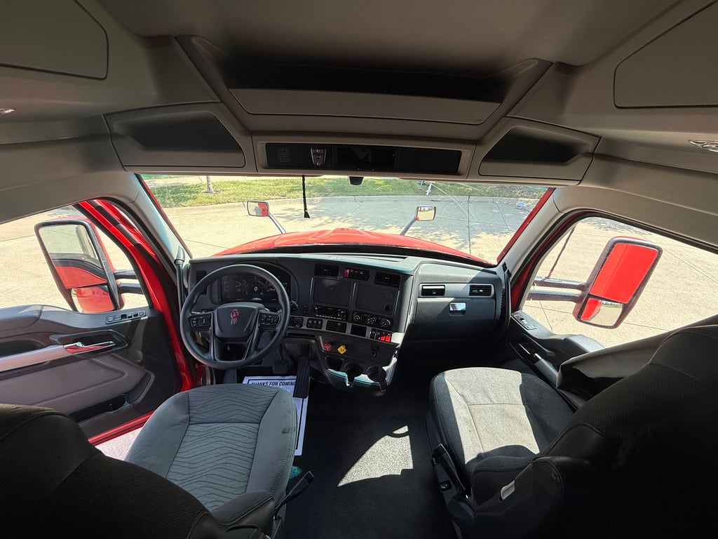 2024 Kenworth T680 in Cedar Rapids, IA — photo 3