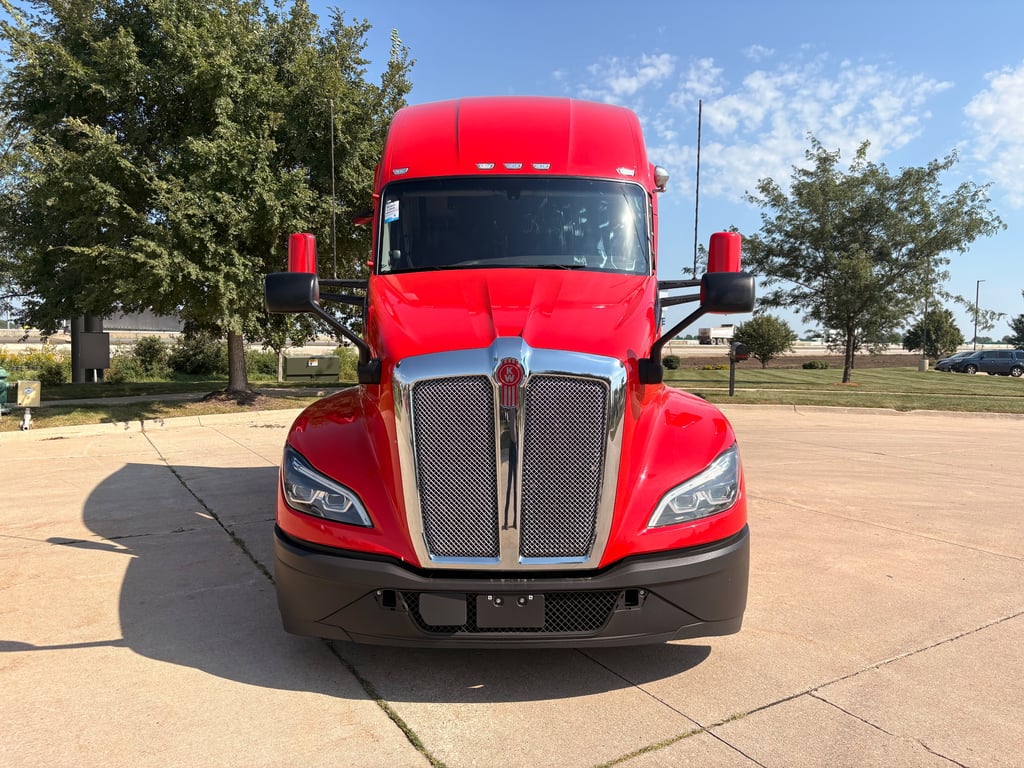 2023 Kenworth T680 in Cedar Rapids, IA — photo 6