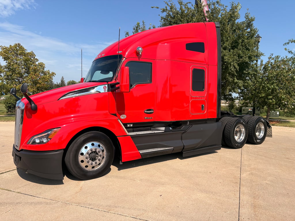 2023 Kenworth T680 in Cedar Rapids, IA — photo 2