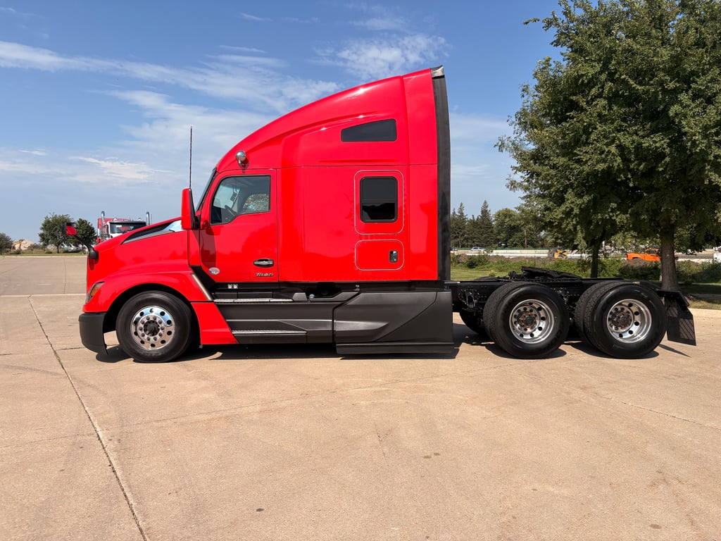 2023 Kenworth T680 in Cedar Rapids, IA — photo 7
