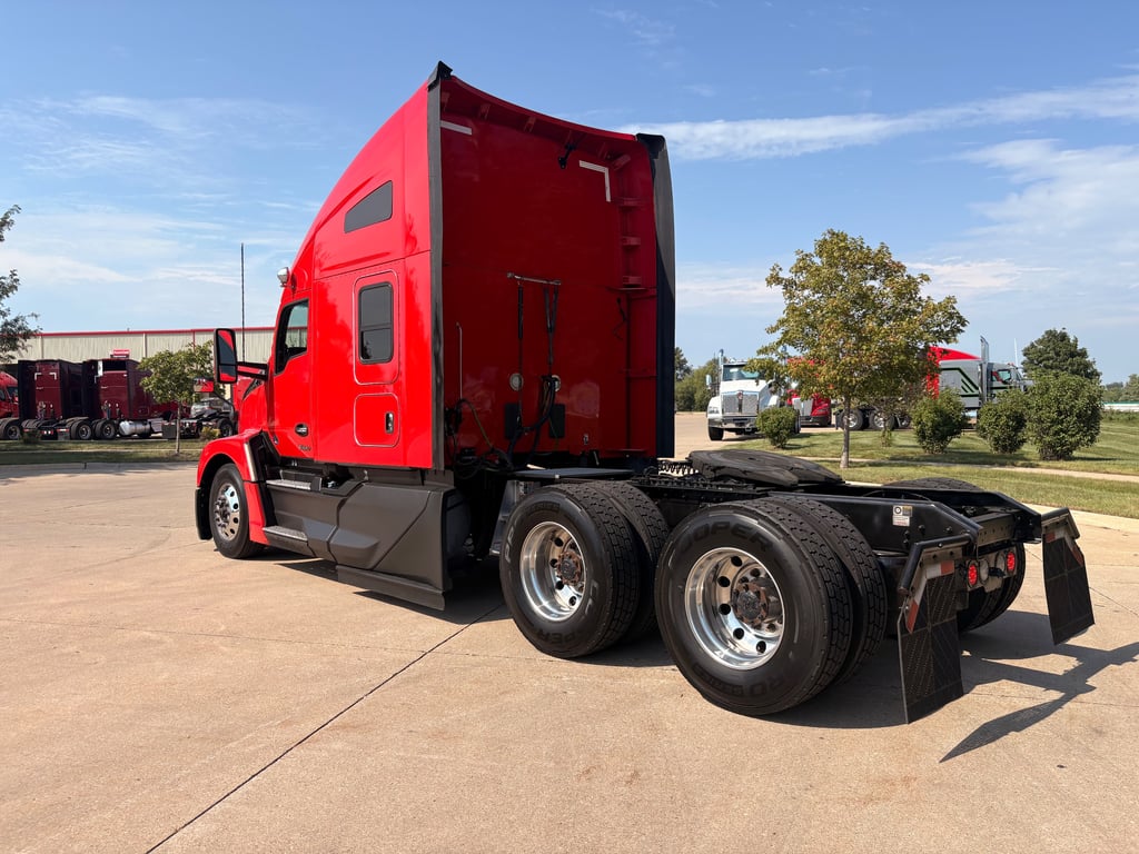 2023 Kenworth T680 in Cedar Rapids, IA — photo 8