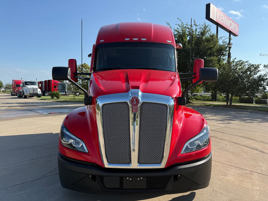 2023 Kenworth T680 in Cedar Rapids, IA — photo 7