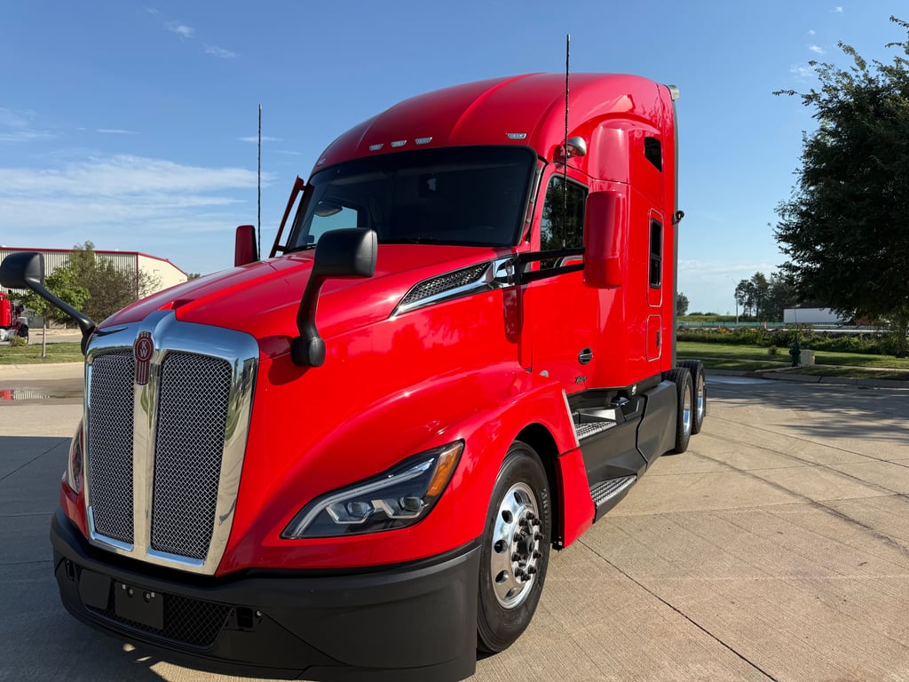 2023 Kenworth T680 in Cedar Rapids, IA — photo 2