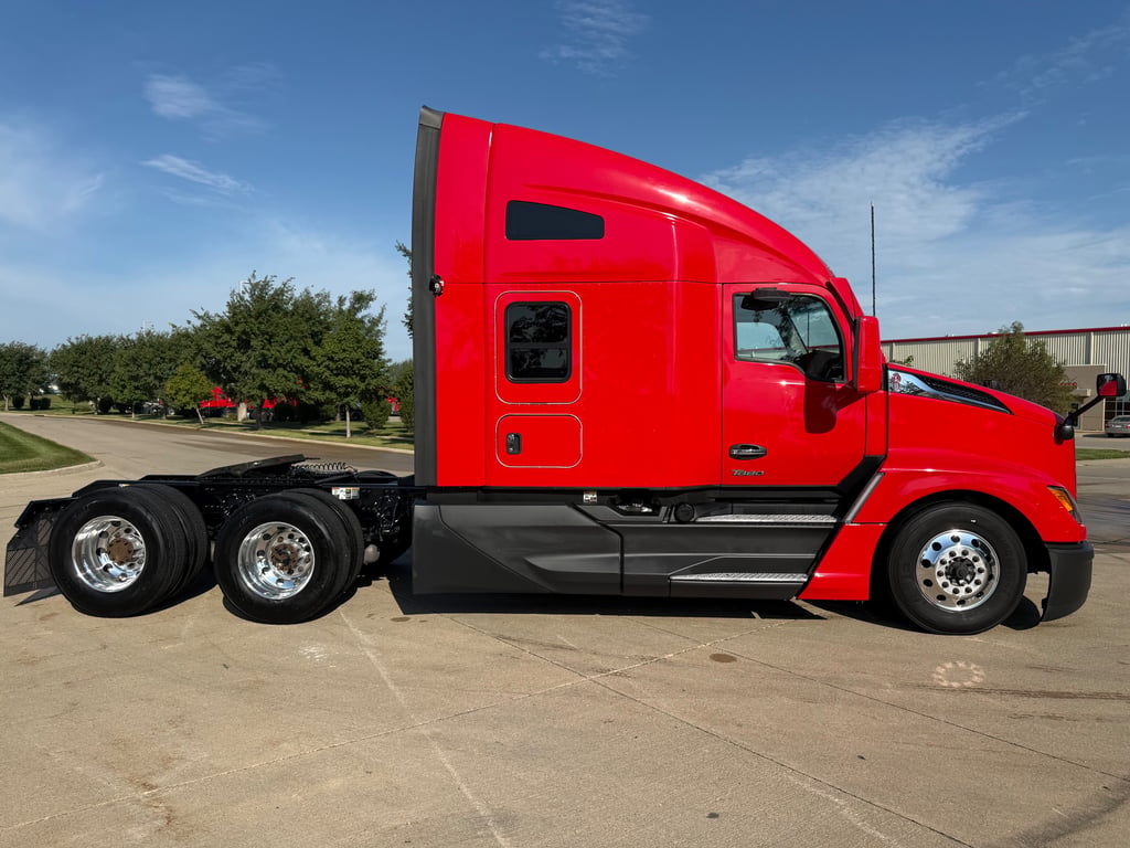 2023 Kenworth T680 in Cedar Rapids, IA — photo 8